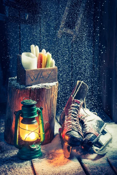Cabana de inverno nevado com patins e cera — Fotografia de Stock