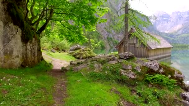 Красивое горное озеро Оберзе со старым деревянным коттеджем, Альпы, Германия — стоковое видео