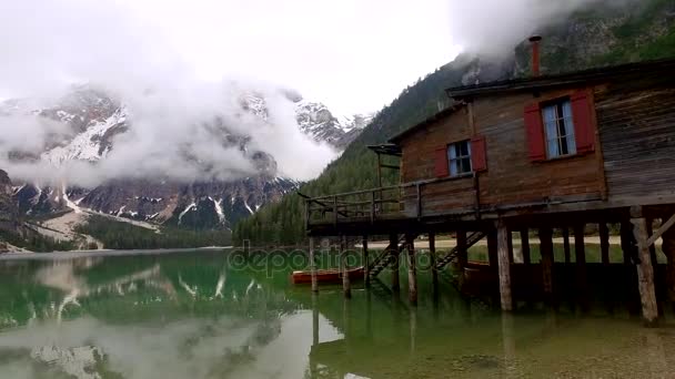 Jezero Pragser Wildsee a Mlžné hory v Alpách, Itálie — Stock video