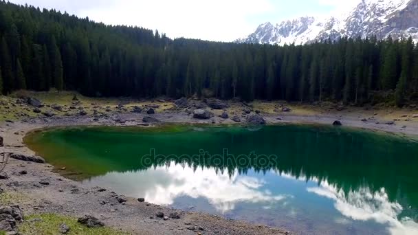Τυρκουάζ Λίμνη Carezza στις Άλπεις σε Ανατολή του ηλίου, Ιταλία — Αρχείο Βίντεο