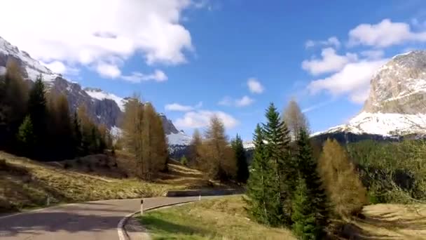 Guida di una macchina su strada tortuosa nelle Dolomiti in primavera, Italia — Video Stock