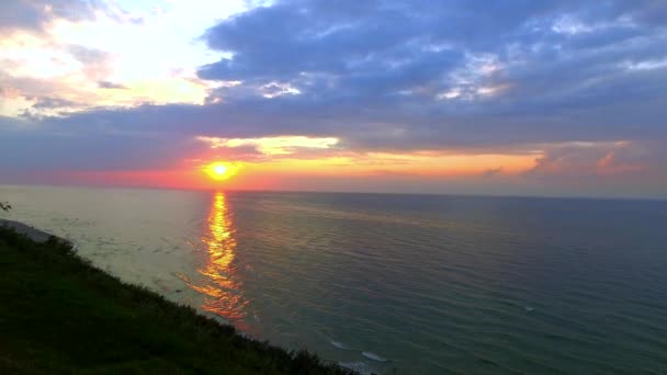 Закат над Балтийским морем с солнечным лучом и облаками летом — стоковое видео