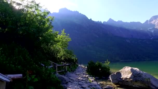 Güneş doğarken, Polonya Tatra Dağları gölde çarpıcı — Stok video