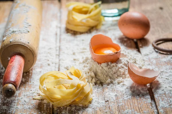 Ingredientes caseiros para massas com farinha e ovos — Fotografia de Stock