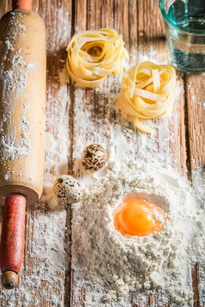Ingredientes caseiros para massas com ovos e farinha — Fotografia de Stock