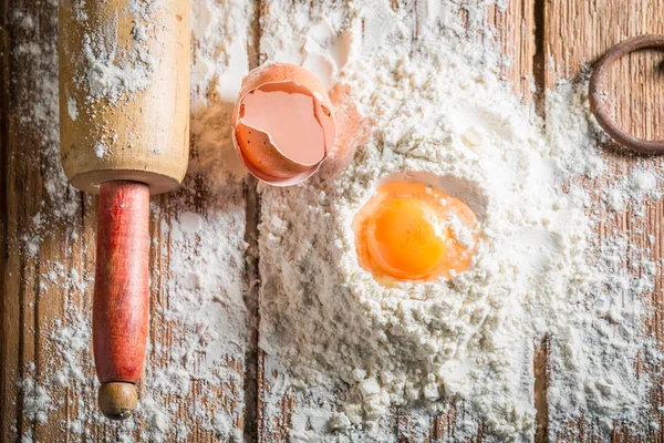 Ingredienti sani per la pasta con uova e farina — Foto Stock