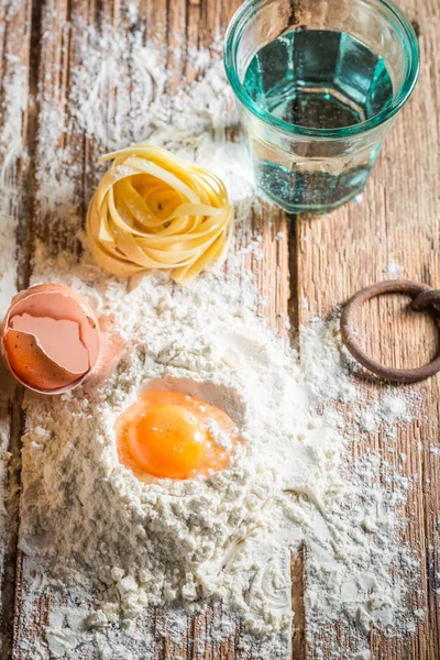 Preparazione per ingredienti per pasta con uova e farina — Foto Stock