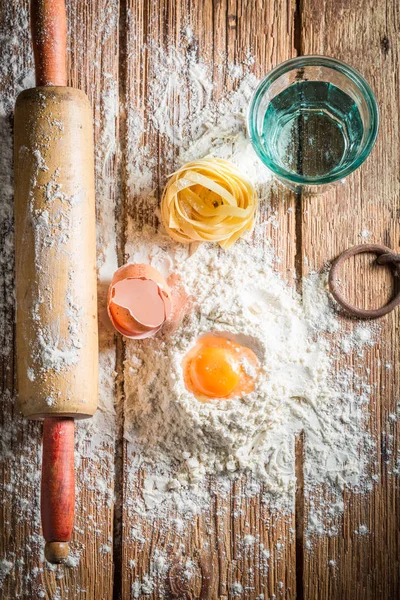 Preparazione per gli ingredienti per la pasta con farina e uova — Foto Stock
