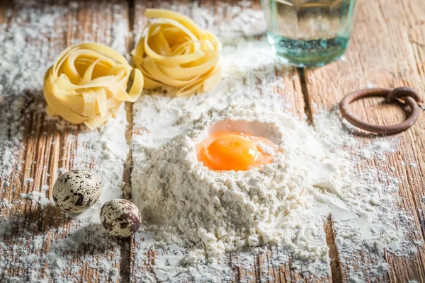 Ingredienti freschi per pasta con farina e uova — Foto Stock