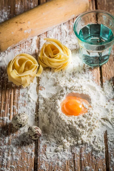 Ingredienti freschi per pasta con uova e farina — Foto Stock