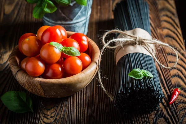 Preparação para ingredientes para espaguete com manjericão e tomate — Fotografia de Stock