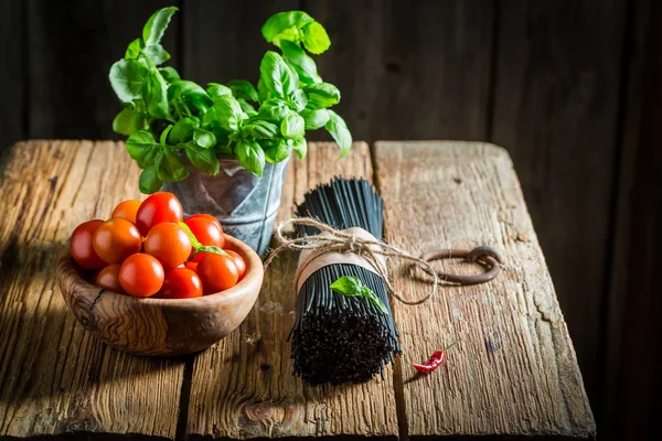 Ingredientes para ingredientes para espaguete com tomate e manjericão — Fotografia de Stock