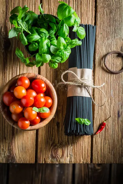 Gezonde ingrediënten voor spaghetti met basilicum en tomaten — Stockfoto