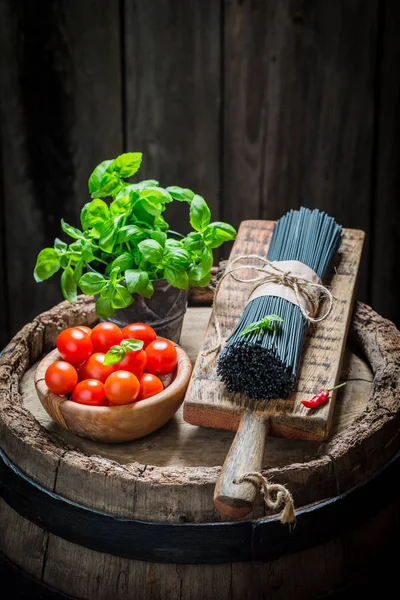 Ingredienti per spaghetti neri con pomodoro e basilico — Foto Stock