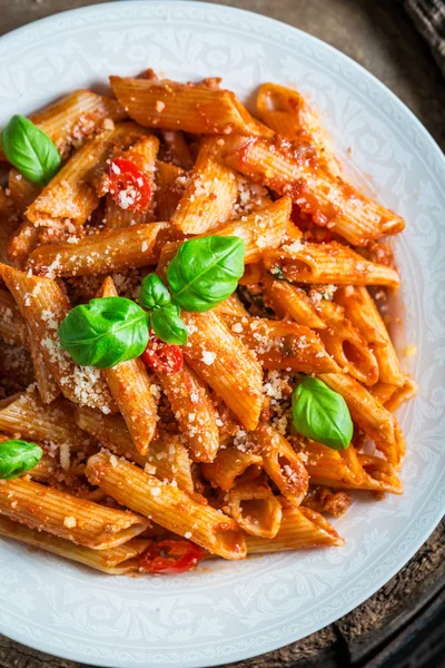 Élvezze a bolognai spagetti, bazsalikom és a parmezán — Stock Fotó