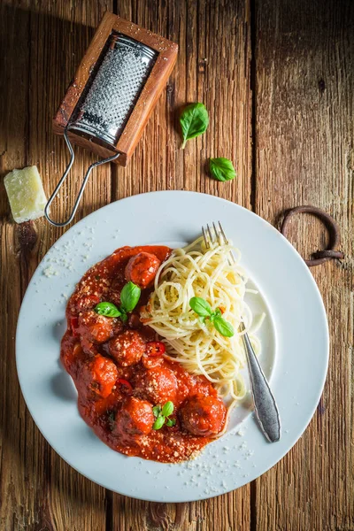 Bolognai forró spagetti húsgombóccal, és parmezán — Stock Fotó