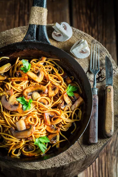 Mumsig pasta med svamp persilja och champinjoner — Stockfoto