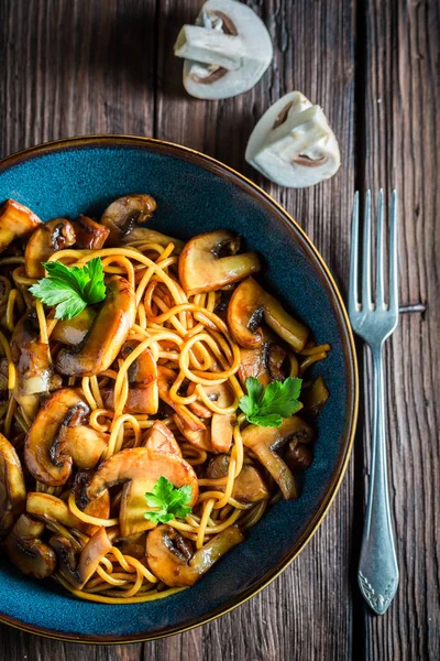 Pasta saporita con funghi e prezzemolo — Foto Stock