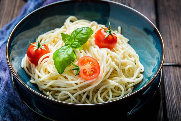 Lekkere spaghetti met tomaten, basilicum en Parmezaanse kaas — Stockfoto