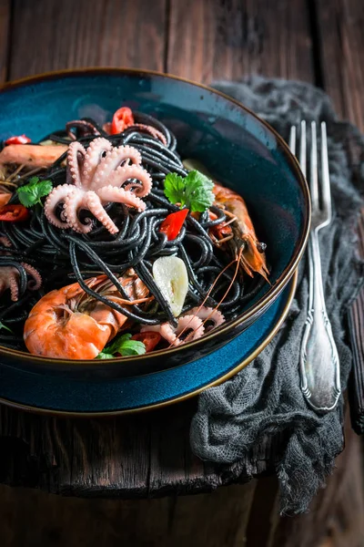 Kryddig fisk svart pasta gjord av bläckfisk, tigerräkor — Stockfoto