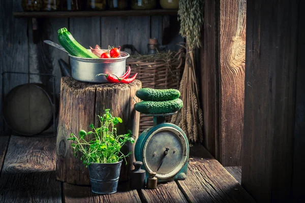 Seminterrato in legno retrò con erbe fresche e verdure — Foto Stock