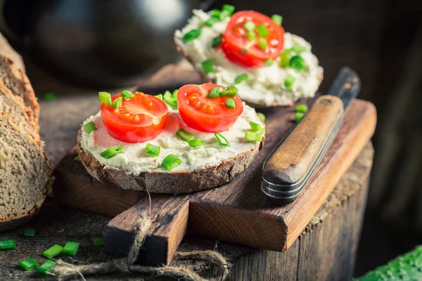 Fromage peynir, domates ve bıçak ile lezzetli sandviç — Stok fotoğraf