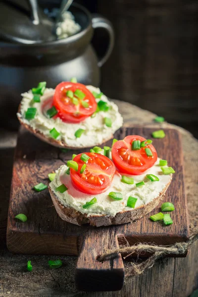 Sándwich sabroso con queso fromage, cebollino y tomates cherry —  Fotos de Stock