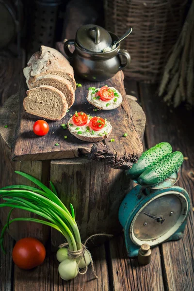 Jarní sendvič s fromage sýrem, cherry rajčátky a pažitkou — Stock fotografie