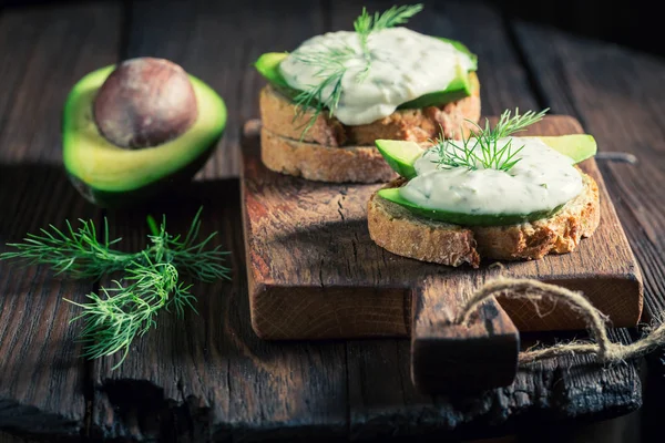 Gustoso panino con avocado e salsa tzatziki — Foto Stock