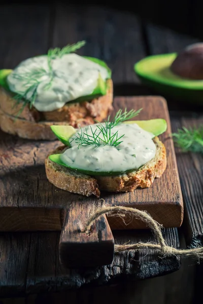 Sandwich primavera con avocado, aneto e salsa tzatziki — Foto Stock