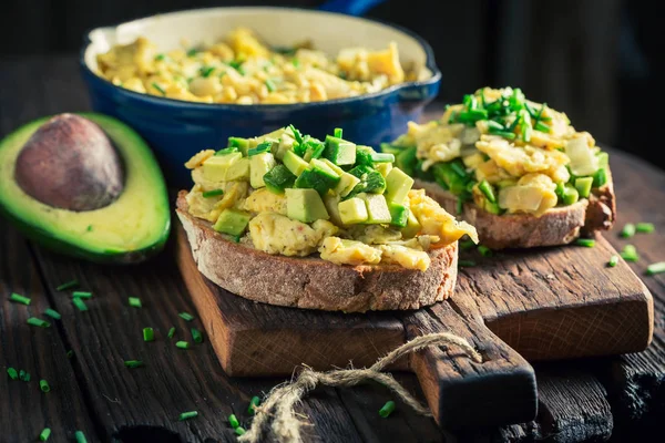 Домашні смажені яйця з сиром і авокадо — стокове фото