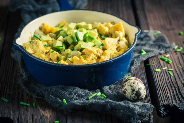 Ovos fritos saborosos com abacate e cebolinha — Fotografia de Stock