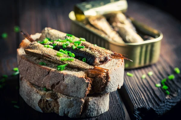 Gustose sarde di wirh sandwich con sul pane integrale — Foto Stock