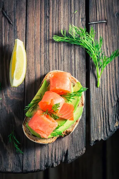 Fresh sandwich with avocadoa, salmon and dill — Stock Photo, Image