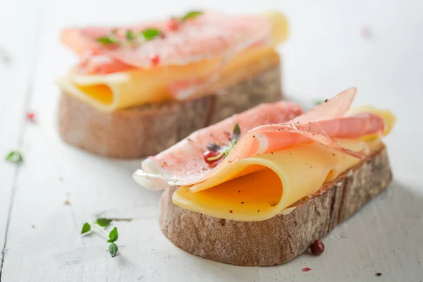 Fresco un pedazo de pan con queso y jamón — Foto de Stock