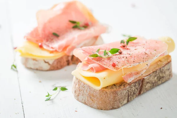 Panino croccante con prosciutto e formaggio a colazione — Foto Stock