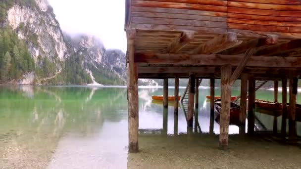 Splendido lago Pragser Wildsee e montagne nebbiose nelle Alpi, Italia — Video Stock