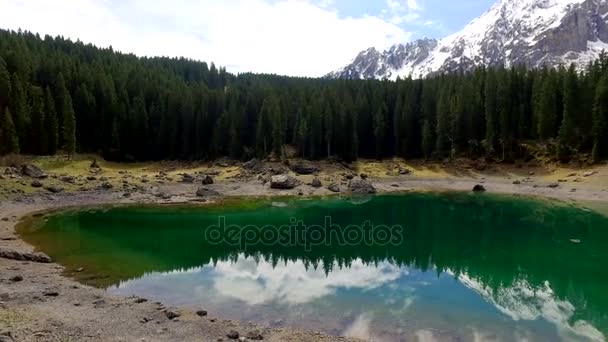 Impresionante lago de color turquesa Carezza en los Alpes al amanecer en primavera, Italia — Vídeos de Stock