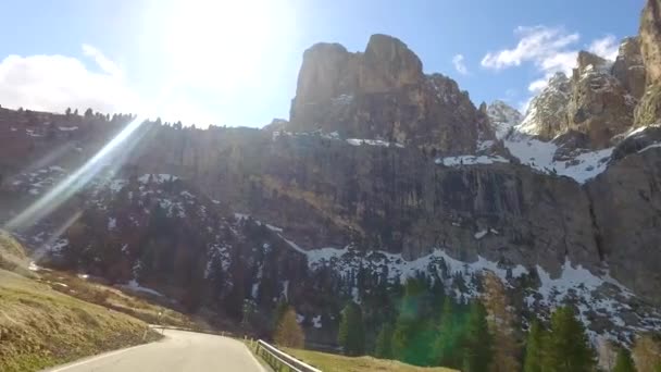 Gyorshajtás autó a Dolomitokban, kora tavasszal, a Alpok kanyargós utakon — Stock videók