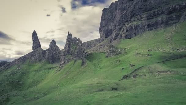 Stormy clouds over Old Man of Storr in Scotland, UK, Europe — Stock Video