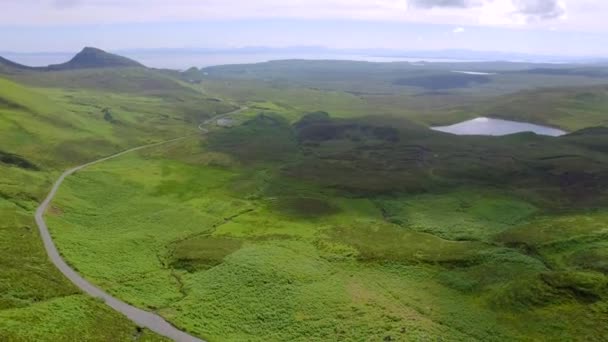 Spring valley v hory Quiraing, Skotsko, Velká Británie — Stock video