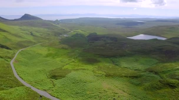 Spring valley in mountain Quiraing, Escocia, Reino Unido — Vídeos de Stock