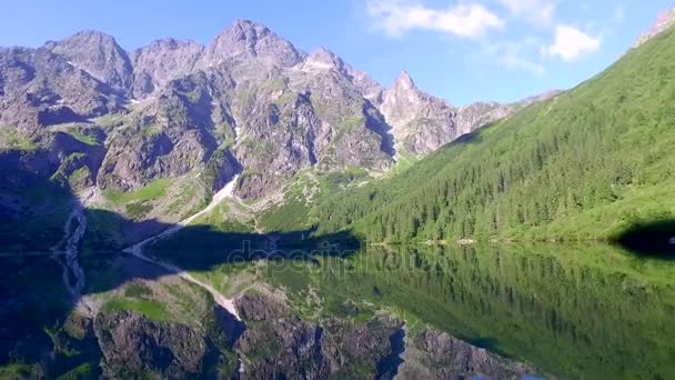 Grand lac turquoise dans les montagnes Tatra au lever du soleil, Pologne, Europe — Video