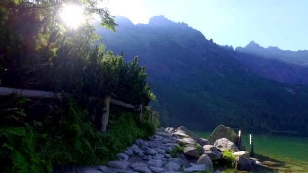 日の出、ポーランドのタトラ山脈でモルスキエ oko 湖 — ストック動画