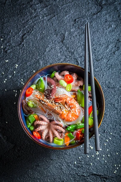 Mie seafood lezat dengan udang dan gurita — Stok Foto