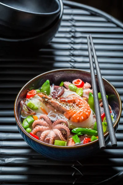 Cieszyć się Twój seafood noodle ciemnej miski z pałeczkami — Zdjęcie stockowe