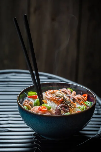 Mie seafood panas dengan udang dan gurita — Stok Foto