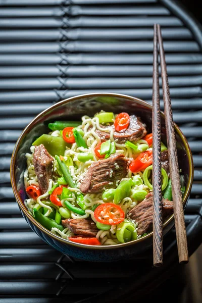 Mie Asia panas dalam mangkuk gelap dengan sumpit — Stok Foto