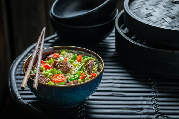 Nikmati mie Asia Anda dengan sayuran dan daging sapi — Stok Foto