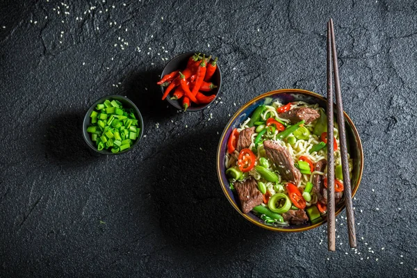 Nikmati mie Asia Anda dengan daging sapi dan sayuran — Stok Foto